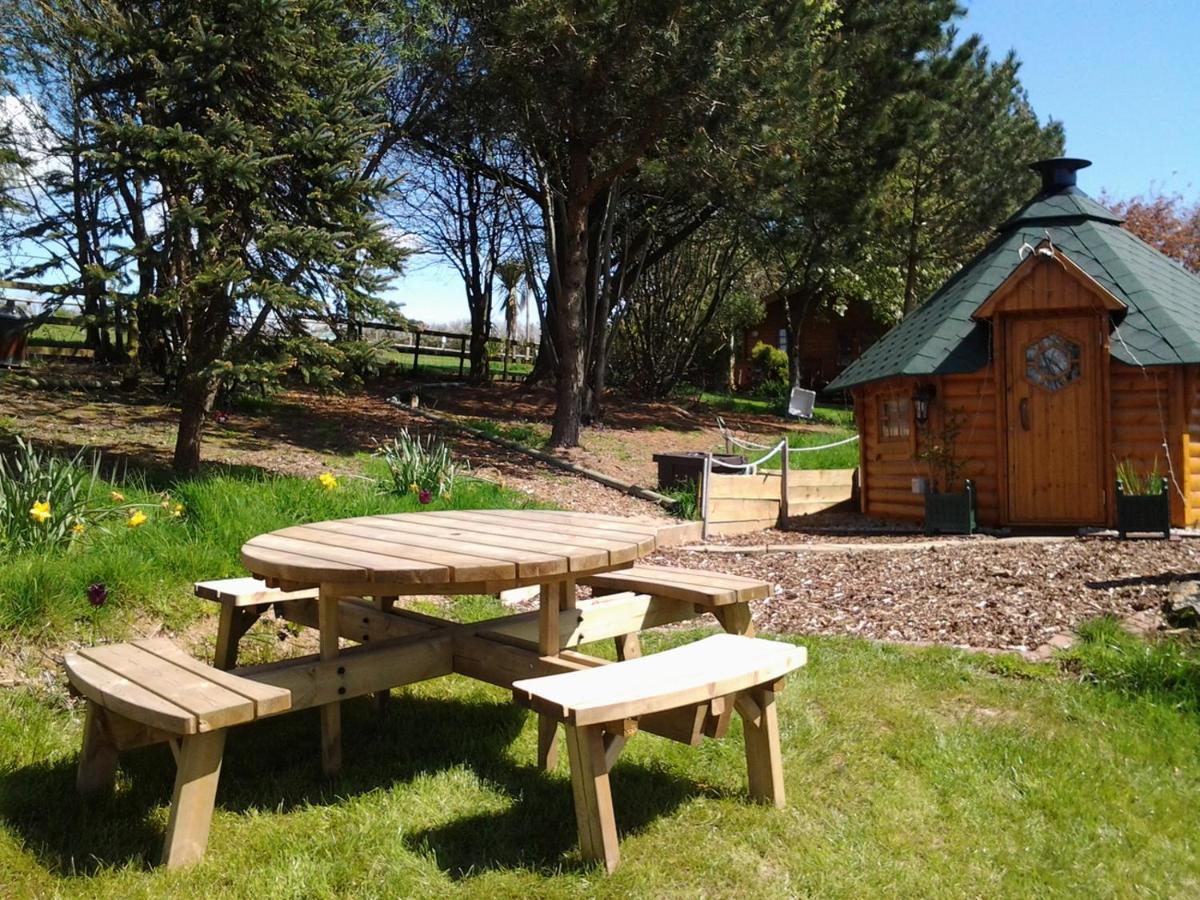 Tudor Lodge With Pool & Bbq Cabin Лискерд Экстерьер фото
