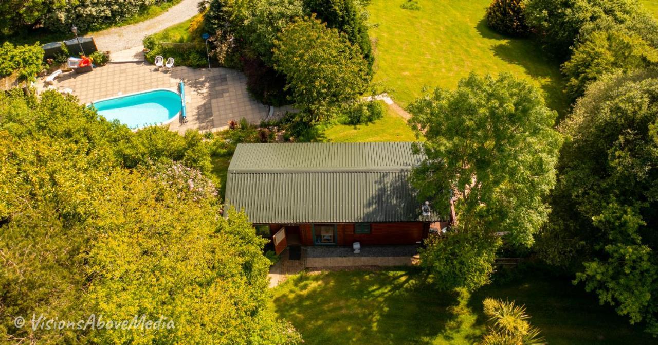 Tudor Lodge With Pool & Bbq Cabin Лискерд Экстерьер фото