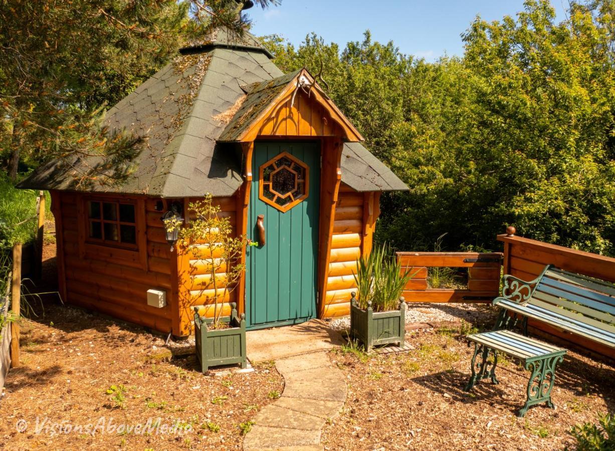 Tudor Lodge With Pool & Bbq Cabin Лискерд Экстерьер фото