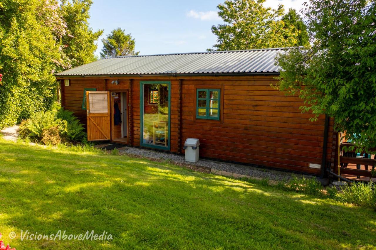 Tudor Lodge With Pool & Bbq Cabin Лискерд Экстерьер фото